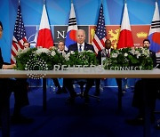 윤 대통령 만난 바이든 "北에 깊은 우려..한미일 3국 협력 필수적"