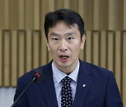 이복현 "태풍 오기 전 흔들리는 나뭇가지 정리해야"