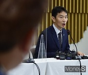 [머니S포토] 이복현 "금리상승기, 취약차주 보호 위해 힘써 달라"