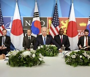 尹, 나토서 "국제사회 비핵화의지, 북핵의지보다 강해야" 강조
