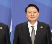 '눈 감은' 尹대통령 사진, 이렇게 바뀌었다 "작은 행정 미스"