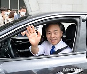 '퇴임식 마치고 취재진에 인사하는 김승수 전주시장'