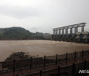 홍수주의보에 방류 중인 군남홍수조절댐