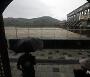 군남홍수조절댐 바라보는 시민