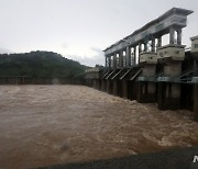 임진강 수위 조절 위해 방류중인 군남홍수조절댐