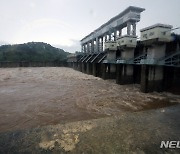 임진강 수위 조절 위해 방류중인 군남홍수조절댐