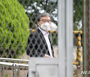 '교도소 빠져나와 기자단 바라보는 이상직 전 의원'