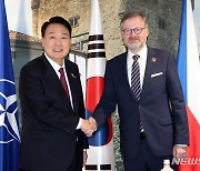 尹, 체코 총리에 "두코바니 신규 원전에 韓기업 참여하게 해달라"