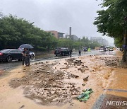 집중호우로 공사장 토사 흘러넘친 인천 도로