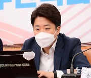 이준석 '성상납 의혹' 수사 속도..경찰, '찐간장' 김성진 7시간 조사