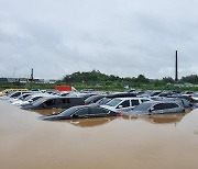 폭우에 수원 중고차 매매단지 침수.. 차량 수십여대 피해