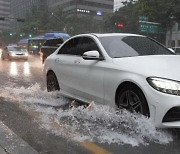 최대 300mm 가까운 폭우에 피해 속출..서울 출근길 주요 도로 통제