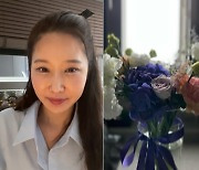 '3번째 결혼' 이수진, '♥4살 연상' 남친 꽃 선물 자랑.."20년 만에 처음"