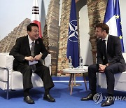 정상회담 하는 윤석열 대통령과 에마뉘엘 마크롱 프랑스 대통령