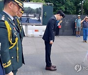 한국전쟁 참전기념비 헌화하는 한동훈 법무장관