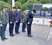 한국전쟁 참전기념비 헌화하는 한동훈 법무장관