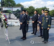 한국전쟁 참전기념비 찾은 한동훈 법무부 장관