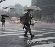 서울 호우경보에 출퇴근시간대 지하철·버스 운행 확대