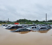 폭우에 수원 세류역·중고차단지 침수..경기남부 비피해 잇따라(종합)