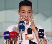 인터뷰에 앞서 마스크 벗는 우상혁