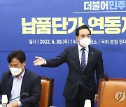 이성만 의원과 대화하는 박홍근 원내대표