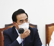 납품단가 연동제 입법 토론회 참석자 발언 듣는 박홍근 원내대표