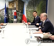 체코 총리와 정상회담하는 윤석열 대통령