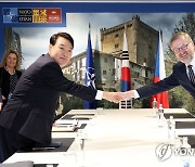 尹, 체코와 정상회담.."두코바니 원전 韓참여에 관심 가져달라"