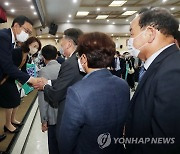 이임식 참석자들과 인사하는 박남춘 인천시장