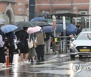 폭우 속 택시 기다리는 시민들