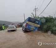 물에 잠긴 도로서 버스 사고