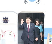 [포토]윤석열 대통령, 나토 정상회의 마치고 귀국