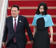 [포토]첫 순방 일정 마친 윤석열 대통령-김건희 여사