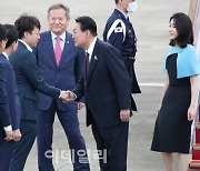 [포토]인사 나누는 윤석열 대통령-이준석 국민의힘 대표
