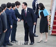 [포토]관계자들과 인사 나누는 윤석열 대통령-김건희 여사
