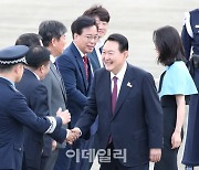 [포토]윤석열 대통령-김건희 여사, 관계자들과 인사