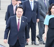[포토]이동하는 윤석열 대통령-김건희 여사