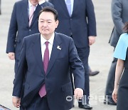 [포토]나란히 이동하는 윤석열 대통령-김건희 여사