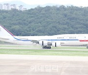 [포토]서울공항으로 들어서는 공군1호기