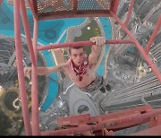 (영상)"공중 390m서 셀카를"..대형 크레인 맨몸으로 오른 英 등반가