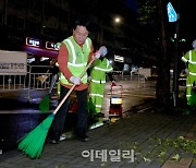 [포토] 취임식날 새벽 거리 청소하는 이성헌 서대문구청장