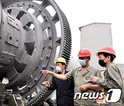 건재 생산 위해 설비를 점검하는 북한 시멘트 공장 근로자들
