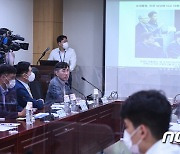 김진형 민간위원 발언 경청하는 하태경