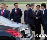 박진 외교장관과 악수하는 이준석 대표