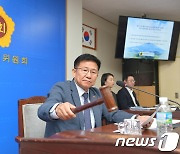 제12대 제주도의회 전반기 의장에 3선 민주당 김경학 의원