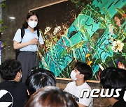 취재진 앞에 선 박지현 전 민주당 비대위원장