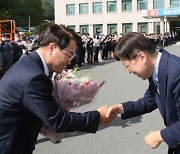 첫 출근 축하 꽃다발 받는 김하수 청도군수