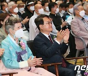 모친과 함께 취임 축하공연 지켜보는 김하수 청도군수