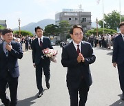 첫 출근하는 김하수 청도군수