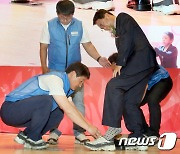 공무원노조위원장이 선물한 운동화 신는 김하수 군수